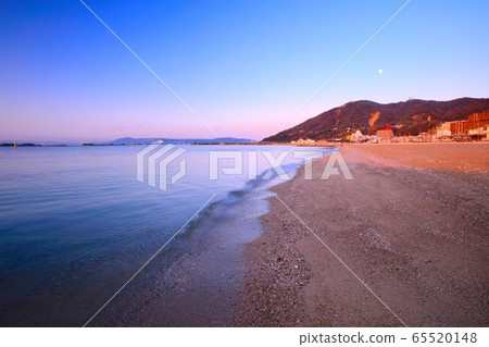 Suma coast and morning moon bathed in the quiet morning light, Akashi Kaikyo Bridge, Awaji Island in the distance 65520148