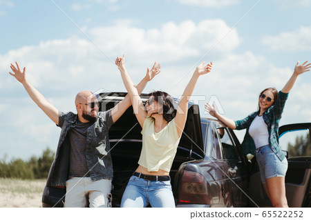 Three friends enjoying vacation travel by car 65522252