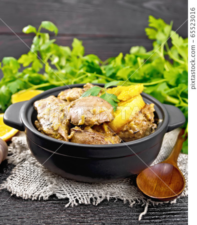 Liver with oranges in pan on burlap 65523016