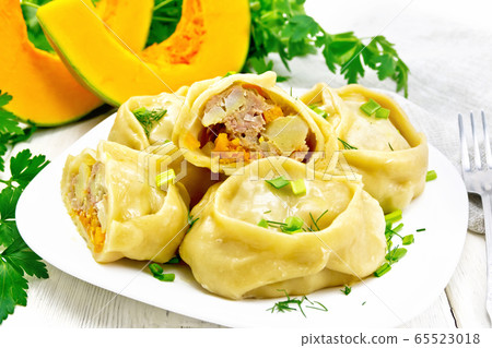 Manty with meat and pumpkin in plate on board Manty with meat and pumpkin in plate on board 65523018