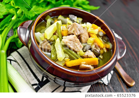 Soup Eintopf in clay bowl on dark board 65523376