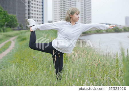 戶外運動的女人 戶外運動的女人 65523928