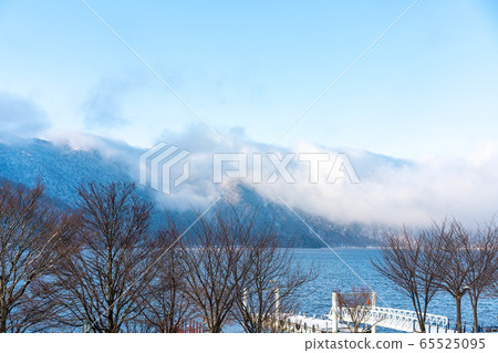中禪寺湖冬季雪景 65525095
