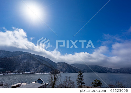 中禪寺湖冬季雪景 65525096