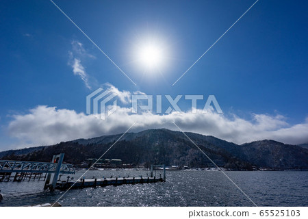 中禪寺湖冬季雪景 65525103