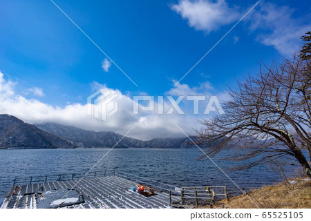 中禪寺湖冬季雪景 65525105
