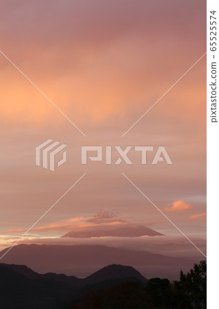 富士山日落的黃昏在雲層中反映 富士山日落的黃昏在雲層中反映 65525574