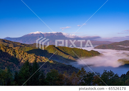 （長野縣）在被雲海包圍的界田高原木曾的御取山 65526178