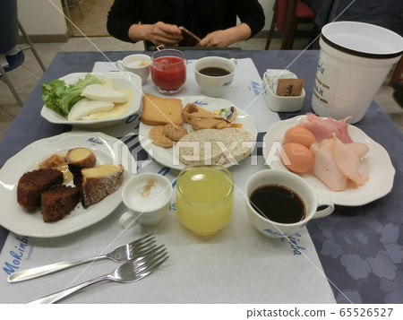 Italian hotel breakfast 65526527