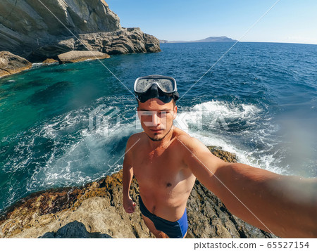 sports the man in the mask for Snorkelling taking a selfie sports the man in the mask for Snorkelling taking a selfie 65527154