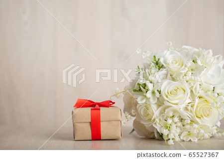 Valentine's Day Concept Gift box and white flower 65527367