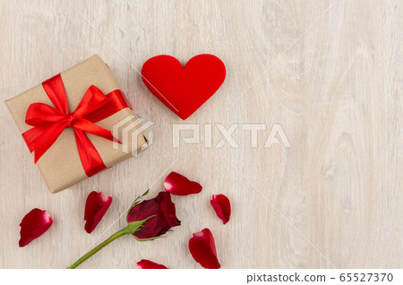 Valentine's Day Concept Gift box, heart and red rose 65527370