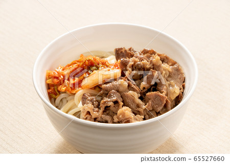 牛肉和泡菜淋上烏冬面（冷）。 65527660