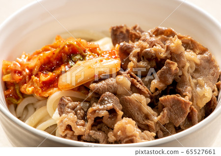 Beef and kimchi topping topped udon noodles (cold). 65527661