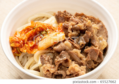 Beef and kimchi topping topped udon noodles (cold). 65527662