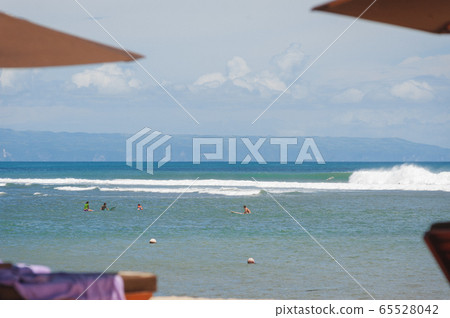 Tropical landscape: sunbeds and parasols on the beach 65528042