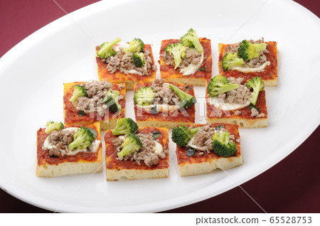 Broccoli mini pizza ground meat 65528753