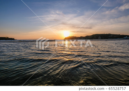 Sunset over the Zushi coast 65528757