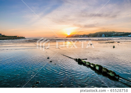 Sunset over the Zushi coast 65528758