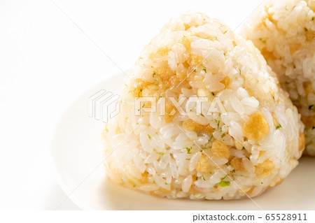 Fried balls and blue seaweed rice balls. 65528911