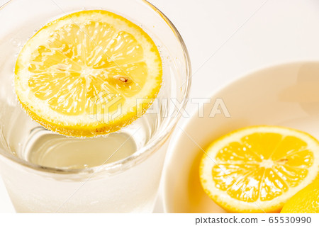 檸檬(切片)。漂浮在碳酸飲料上(蘋果酒和汽水的圖像)。 檸檬(切片)。漂浮在碳酸飲料上(蘋果酒和汽水的圖像)。 65530990