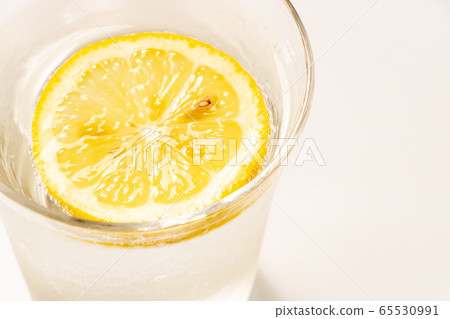 Lemon (slice). Floating on carbonated drinks (image of ciders and soda liquor). Lemon (slice). Floating on carbonated drinks (image of ciders and soda liquor). 65530991