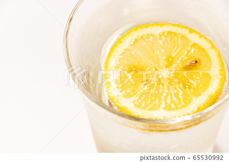 Lemon (slice). Floating on carbonated drinks (image of ciders and soda liquor). Lemon (slice). Floating on carbonated drinks (image of ciders and soda liquor). 65530992