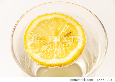 Lemon (slice). Floating on carbonated drinks (image of ciders and soda liquor). Lemon (slice). Floating on carbonated drinks (image of ciders and soda liquor). 65530993