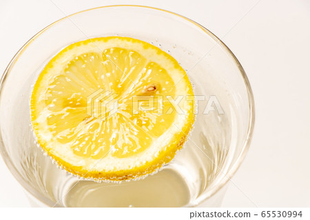 Lemon (slice). Floating on carbonated drinks (image of ciders and soda liquor). Lemon (slice). Floating on carbonated drinks (image of ciders and soda liquor). 65530994