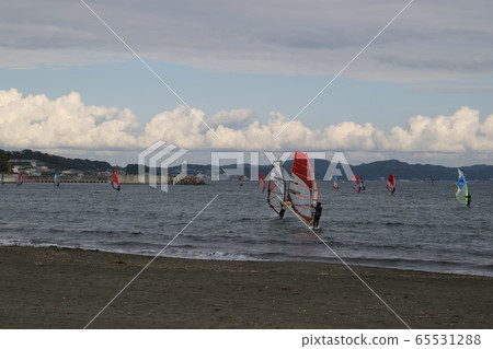  Boat sailing at the beach near Enoshima 65531288