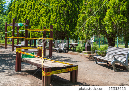Use prohibited for corona measures Playground equipment in the park 65532613