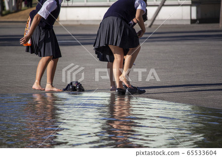 High school girls who enjoy summer vacation 65533604