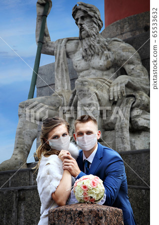 Newlyweds during coronavirus pandemic in facial Newlyweds during coronavirus pandemic in facial 65533632