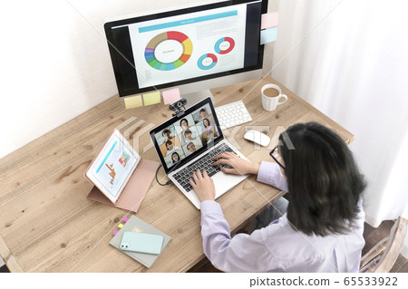 網絡會議的一名年輕女子在遠程辦公中的圖像 65533922