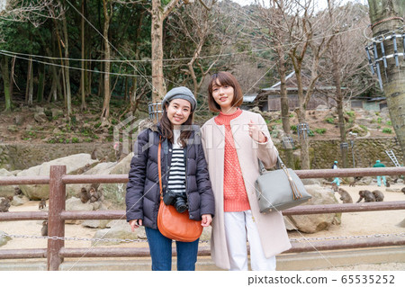 Women's journey travel lifestyle shooting cooperation `` Takasakiyama Nature Zoo '' 65535252