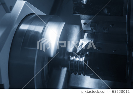 The CNC lathe machine groove cutting the metal 65538011