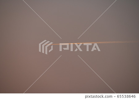 減輕日本東京市電暈的空氣污染？・能見度高・一線光線・遠傍晚空的凝結尾跡 65538646