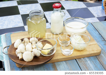 Ingredient for cooked Mushroom Cream Soup 65539395