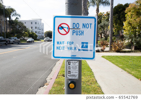 在美國新電暈的影響下，請勿觸摸交通信號燈按鈕 65542769