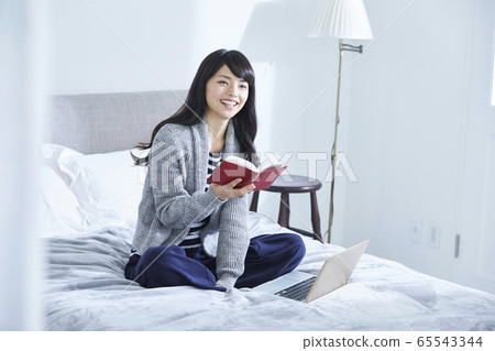 young woman young woman 65543344