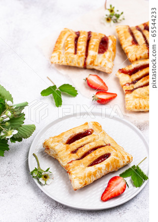 Sweet puff pastry cakes with strawberry Sweet puff pastry cakes with strawberry 65544233