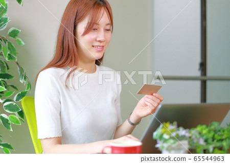 Woman shopping online 65544963