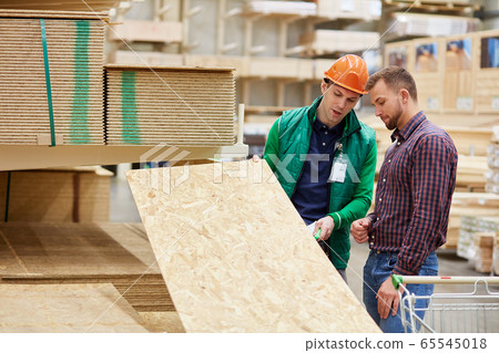 expert in his field, warehouse worker consult customer 65545018