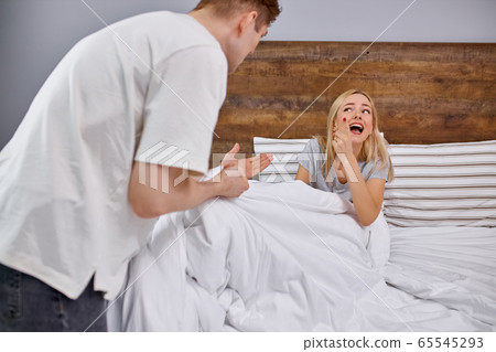 relationship of married couple is undergoing a crisis 65545293