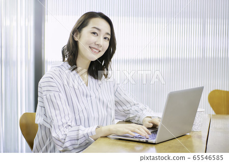 女商人辦公室網絡會議 女商人辦公室網絡會議 65546585