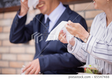 Men and women who disinfect alcohol before eating lunch 65547488