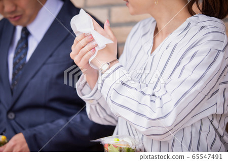 Men and women who disinfect alcohol before eating lunch 65547491