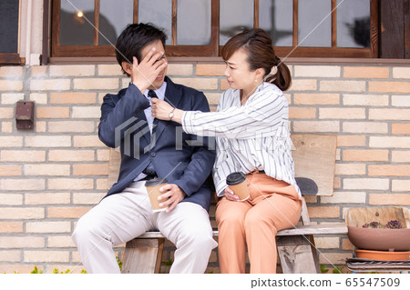 Fighting Asian men and women business people Fighting Asian men and women business people 65547509