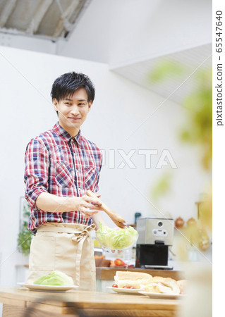 一個年輕人做飯 65547640