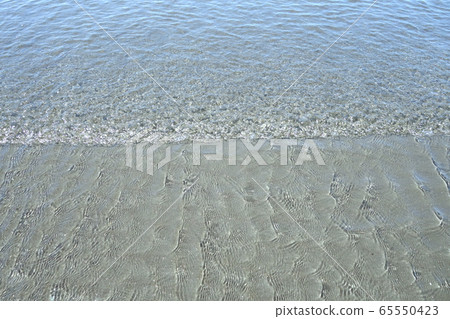 Clear sea water on the beach ① 65550423